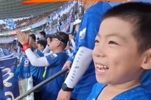 5岁南京小球迷跨城追苏超，终于实现在连云港主场看球愿望图片