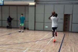 又练单脚漂移三分？哈登中国行期间不忘打磨独门绝技🏀图片