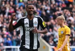 队报：新月接触伊萨克的团队，球员未明确同意但愿倾听对方的报价