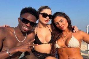 左拥右抱😎维尼修斯与多名性感网红度假🏖️在沙滩合影