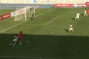 真快啊！王钰栋插上得球内切一步过，对手无奈上手犯规