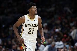 美记：鹈鹕将执行内线伊夫-米西和后卫乔丹-霍金斯的球队选项