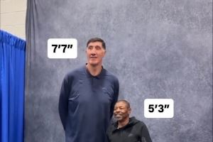最萌身高差！NBA名宿博格斯&穆雷桑合影 一个1米60 一个2米31