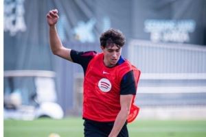 记者:巴萨19岁中卫奥尔梅多今日接受手术,预计伤缺三个月