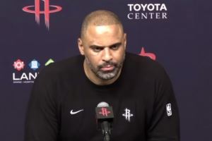 乌度卡：相比在篮网有哈登&欧文等老将 杜兰特在这需要多积极发声