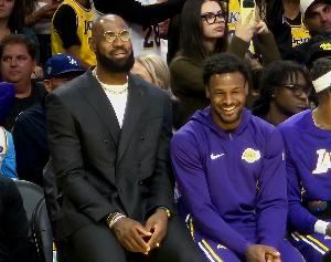 😂詹姆斯：布朗尼有了自己的住处 他搬出去后我们交流也少了